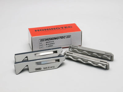 Σετ πέτρες honing Honingtec S45 Ø44,5–50,8 mm με μεταλλικές βάσεις, μπροστά από κουτί Honingtec