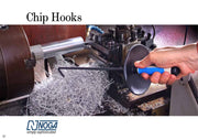 Άγκιστρο γρεζιών Noga Chip Hooks SP2600 με μπλε λαβή, σε χρήση για καθαρισμό ρινισμάτων σε τόρνο