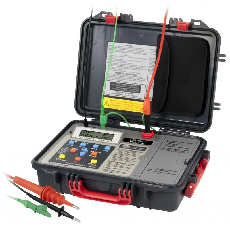 Μετρητής μόνωσης PCE Instruments PCE-IT 150 σε βαλίτσα, με οθόνη LCD, πλήκτρα και καλώδια δοκιμής κόκκινο/πράσινο