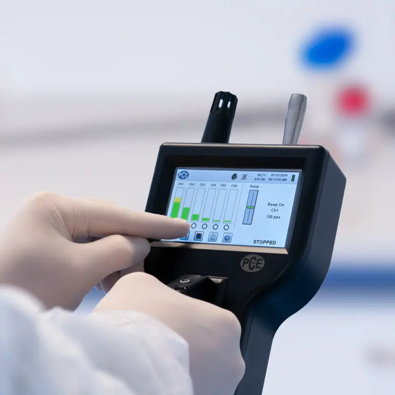 Μετρητής σκόνης PCE Instruments PCE-PQC 10EU με έγχρωμη οθόνη αφής, σε χρήση με γάντια εργαστηρίου