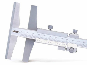 Χαράκτης σχήματος Τ Insize 1275 μεταλλικός με κλίμακα χιλιοστών και βίδες ρύθμισης, κοντινή λήψη