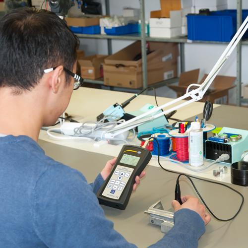 Χρήση μετρητή αγωγιμότητας μετάλλων PCE Instruments PCE-COM 20 με καλώδιο και αισθητήρα σε πάγκο εργασίας