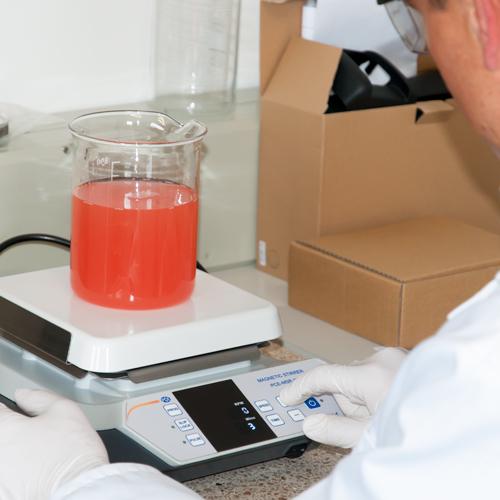 Μαγνητικός αναδευτήρας PCE Instruments PCE-MSR 450 με γυάλινο δοχείο και κόκκινο διάλυμα σε εργαστήριο