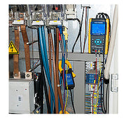 Αναλυτής ισχύος PCE-PA 8000 PCE Instruments σε ηλεκτρικό πίνακα, με έγχρωμη οθόνη και καλώδια μέτρησης