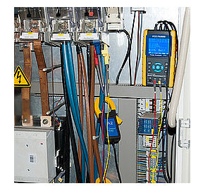 Αναλυτής ισχύος PCE-PA 8000 PCE Instruments σε ηλεκτρικό πίνακα, με έγχρωμη οθόνη και καλώδια μέτρησης