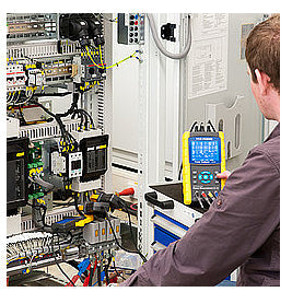 Αναλυτής ισχύος PCE Instruments PCE-PA 8000 σε χρήση σε ηλεκτρικό πίνακα, με έγχρωμη οθόνη και ακροδέκτες μέτρησης