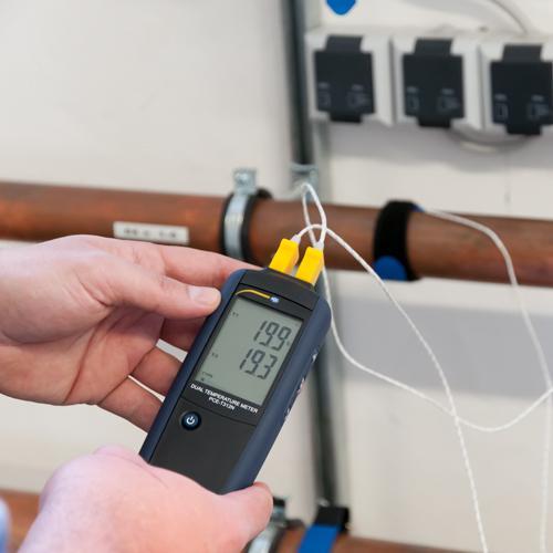 Ψηφιακό θερμόμετρο 2 θερμοστοιχείων PCE Instruments PCE‑T312N με διπλή ένδειξη, σε μέτρηση σε σωλήνα